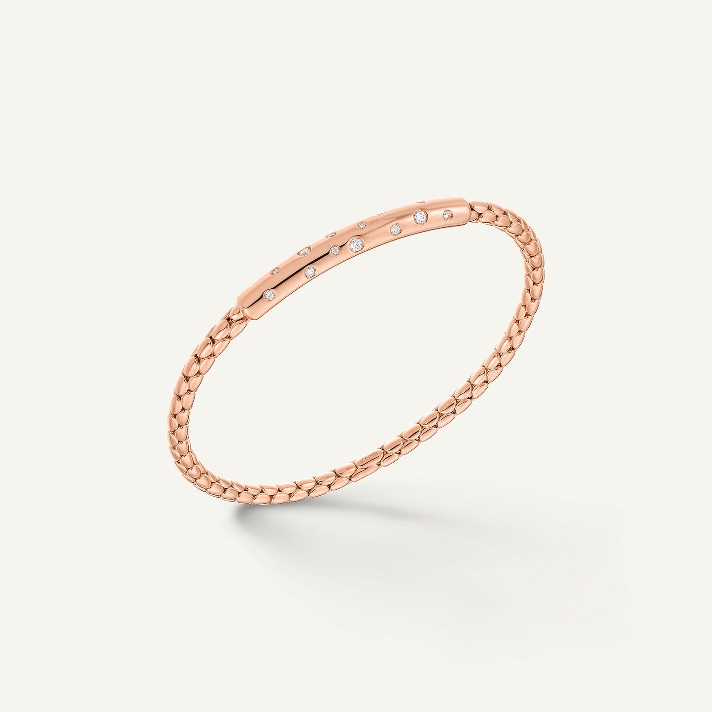 Gold flexible bracelet with diamonds