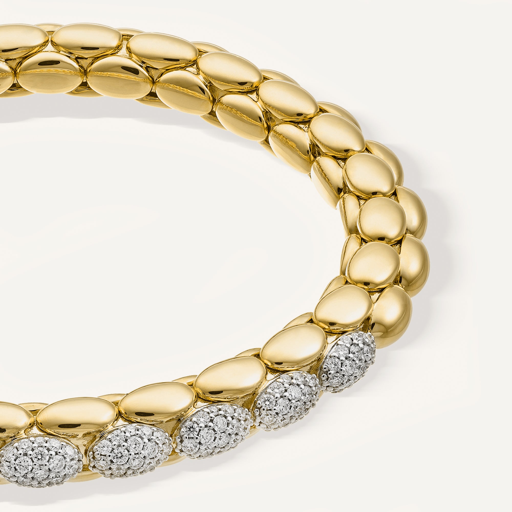 Gold flexible bracelet with diamonds