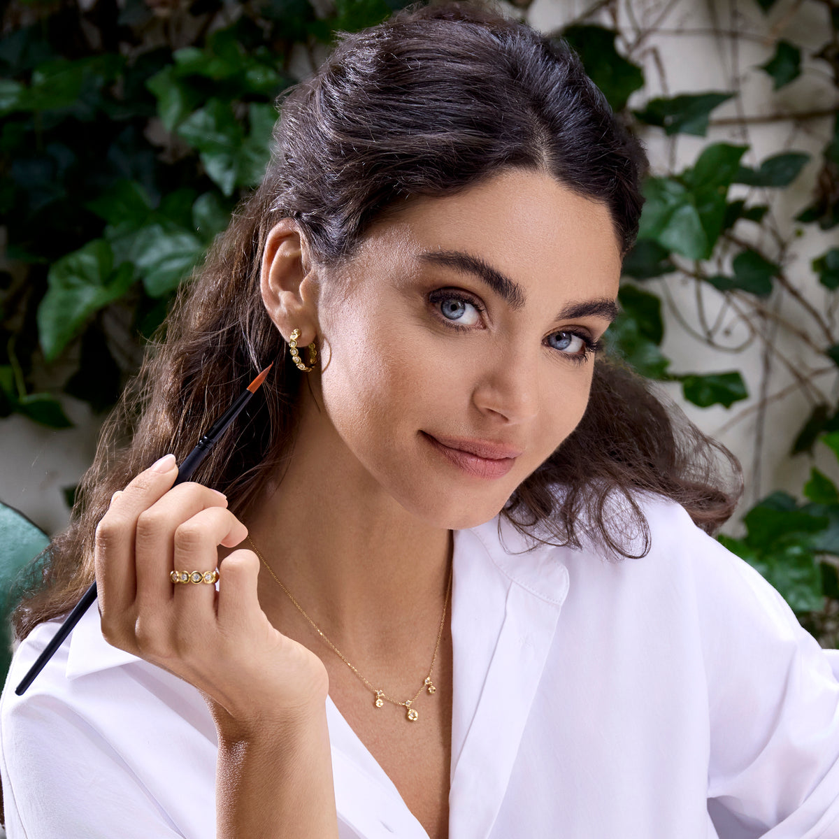 Gold earrings with diamonds