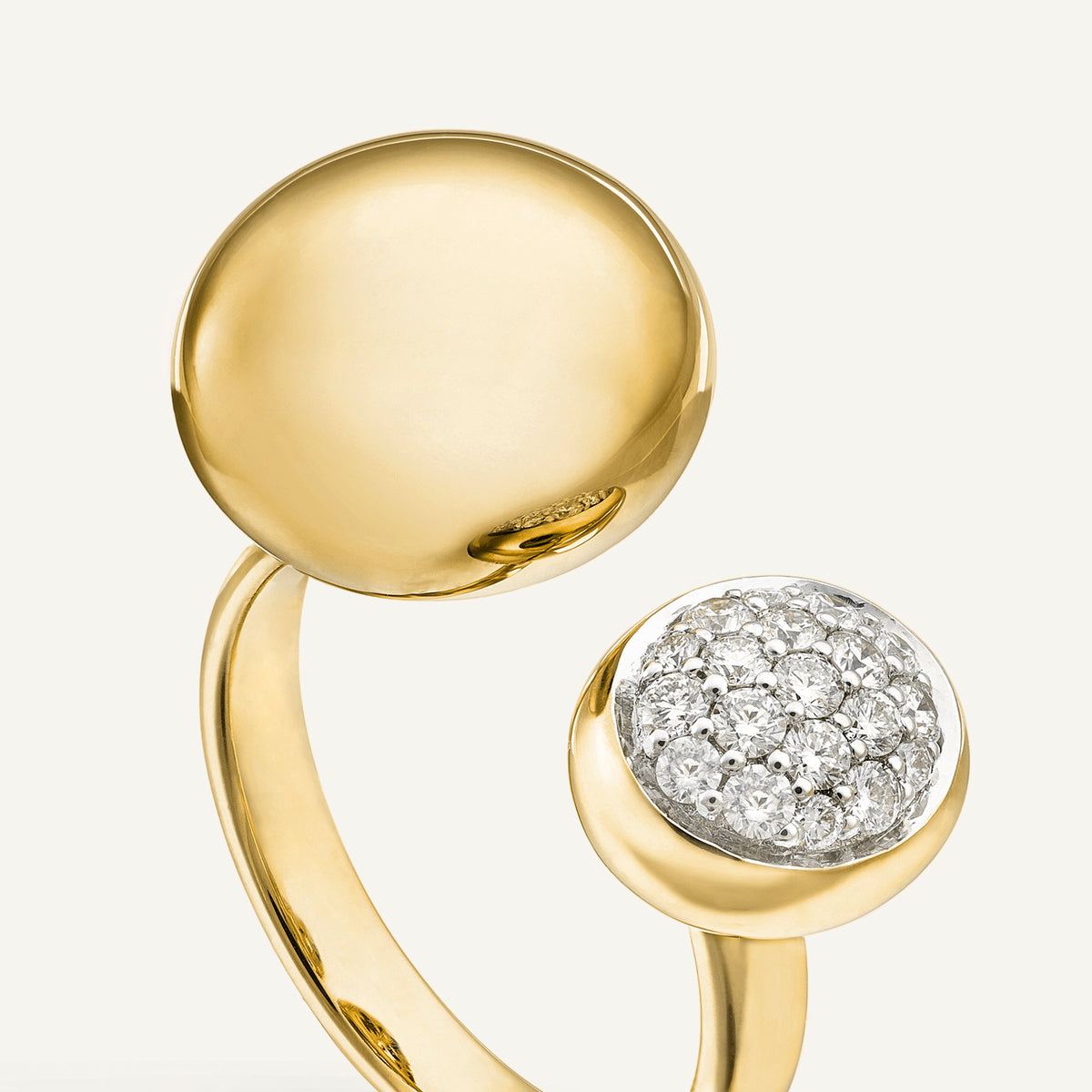 Gold ring with diamonds
