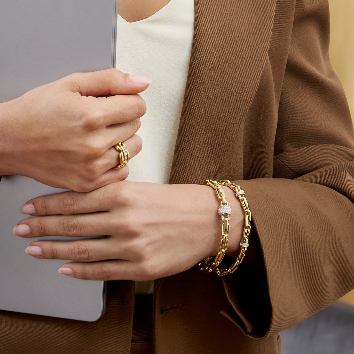 Gold ring with diamonds