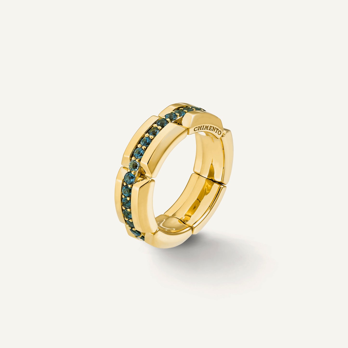 Anello in oro con gemme colorate