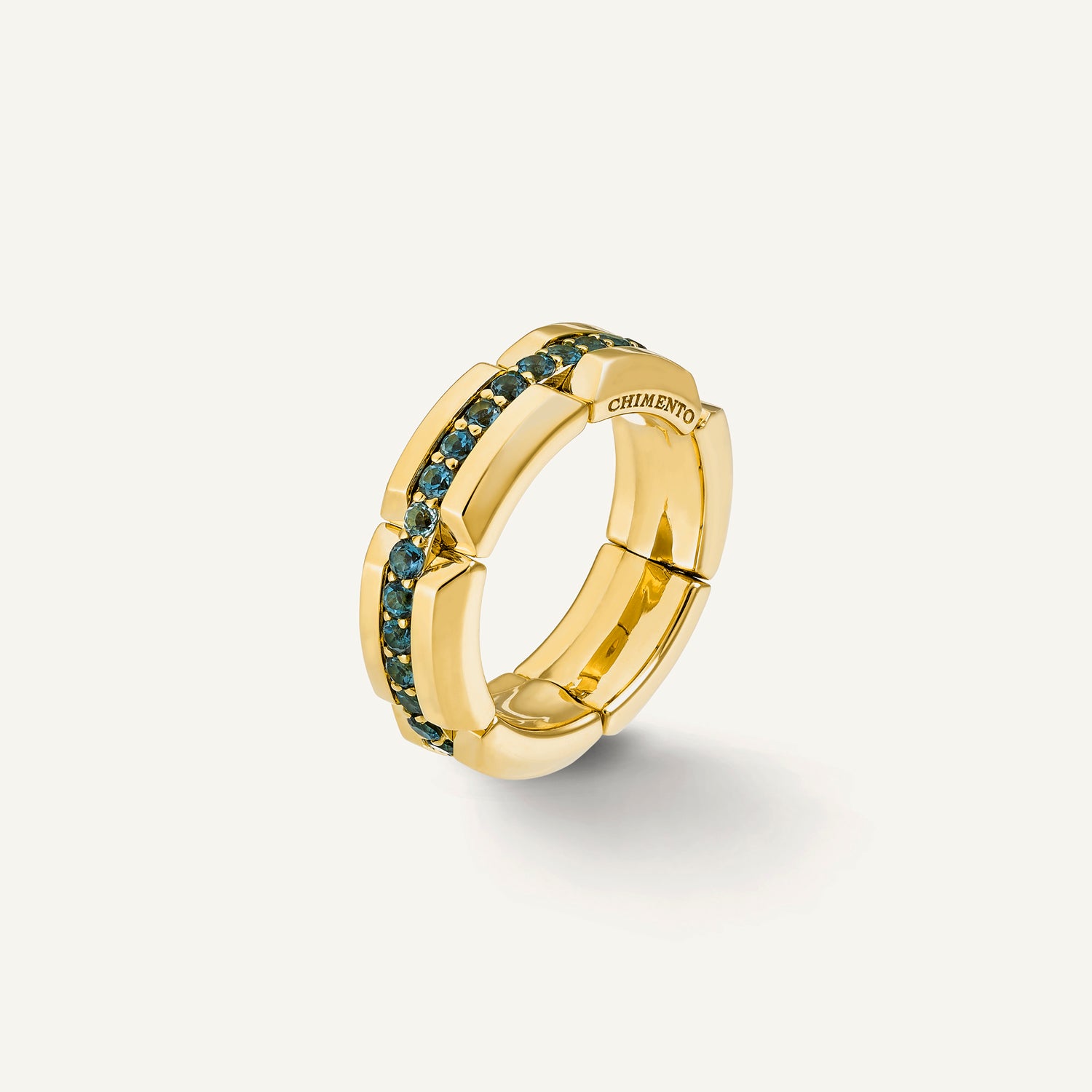 Anello in oro con gemme colorate