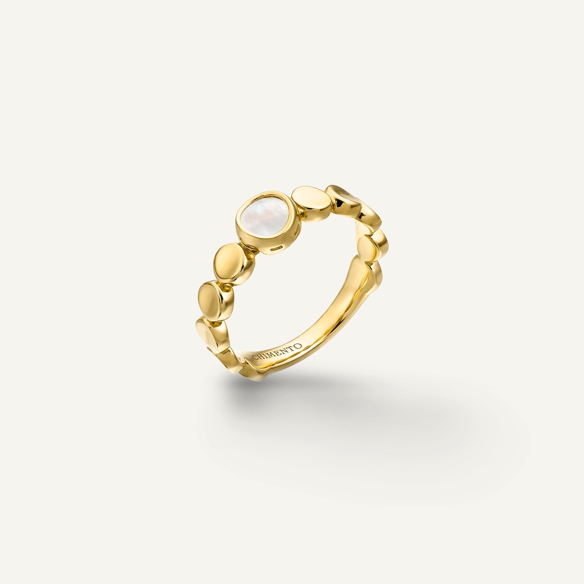 Anello in oro con madreperla