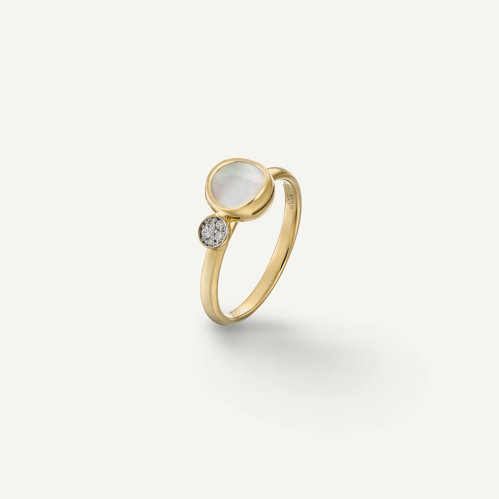 Anello in oro con madreperla e diamanti