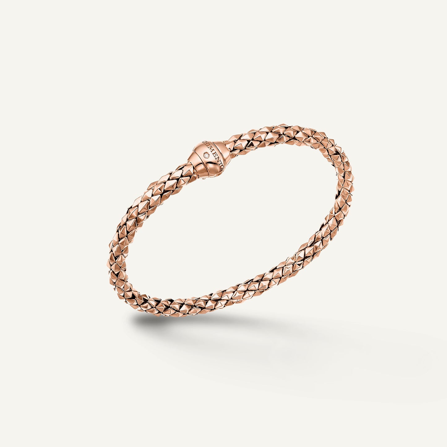 Gold flexible bracelet with diamonds