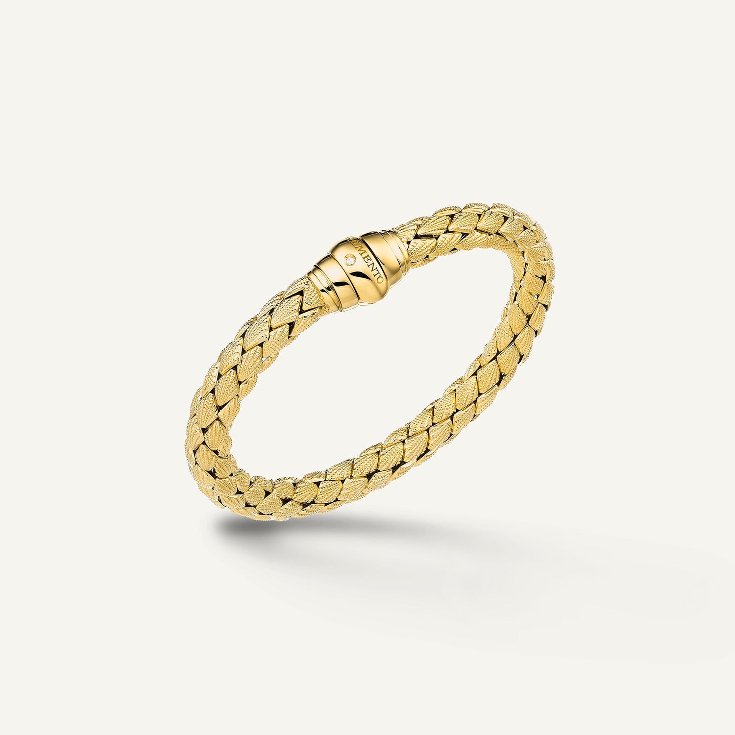 Gold flexible bracelet with diamonds