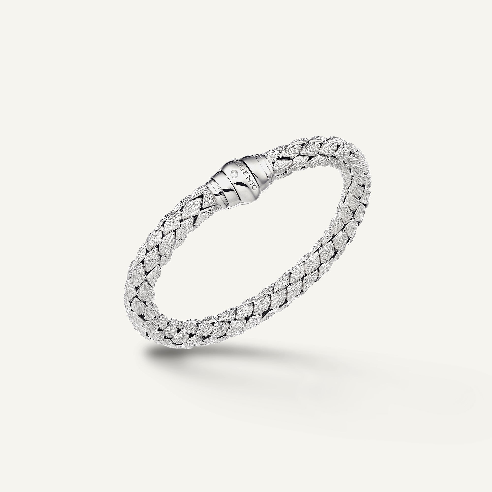 Gold flexible bracelet with diamonds