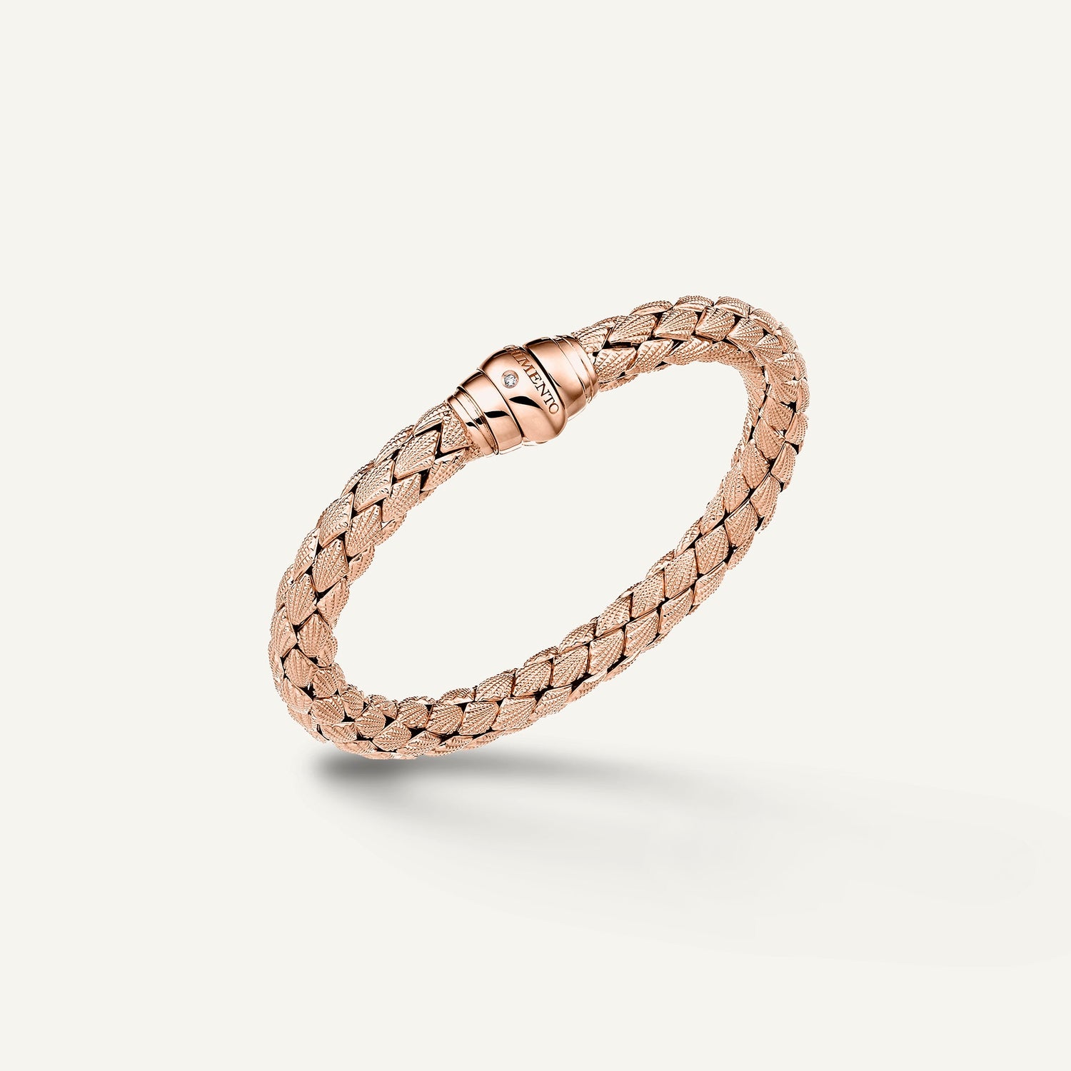 Gold flexible bracelet with diamonds