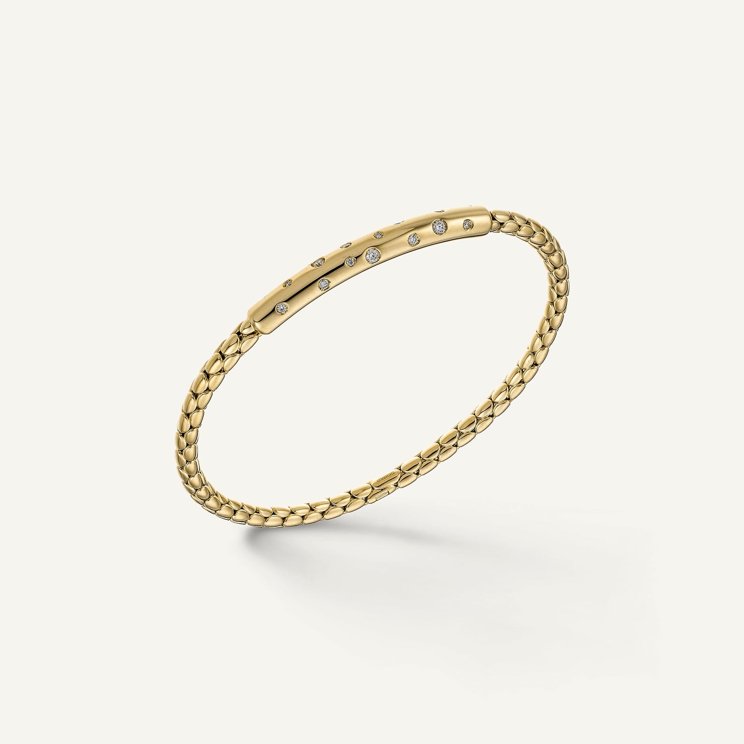 Gold flexible bracelet with diamonds