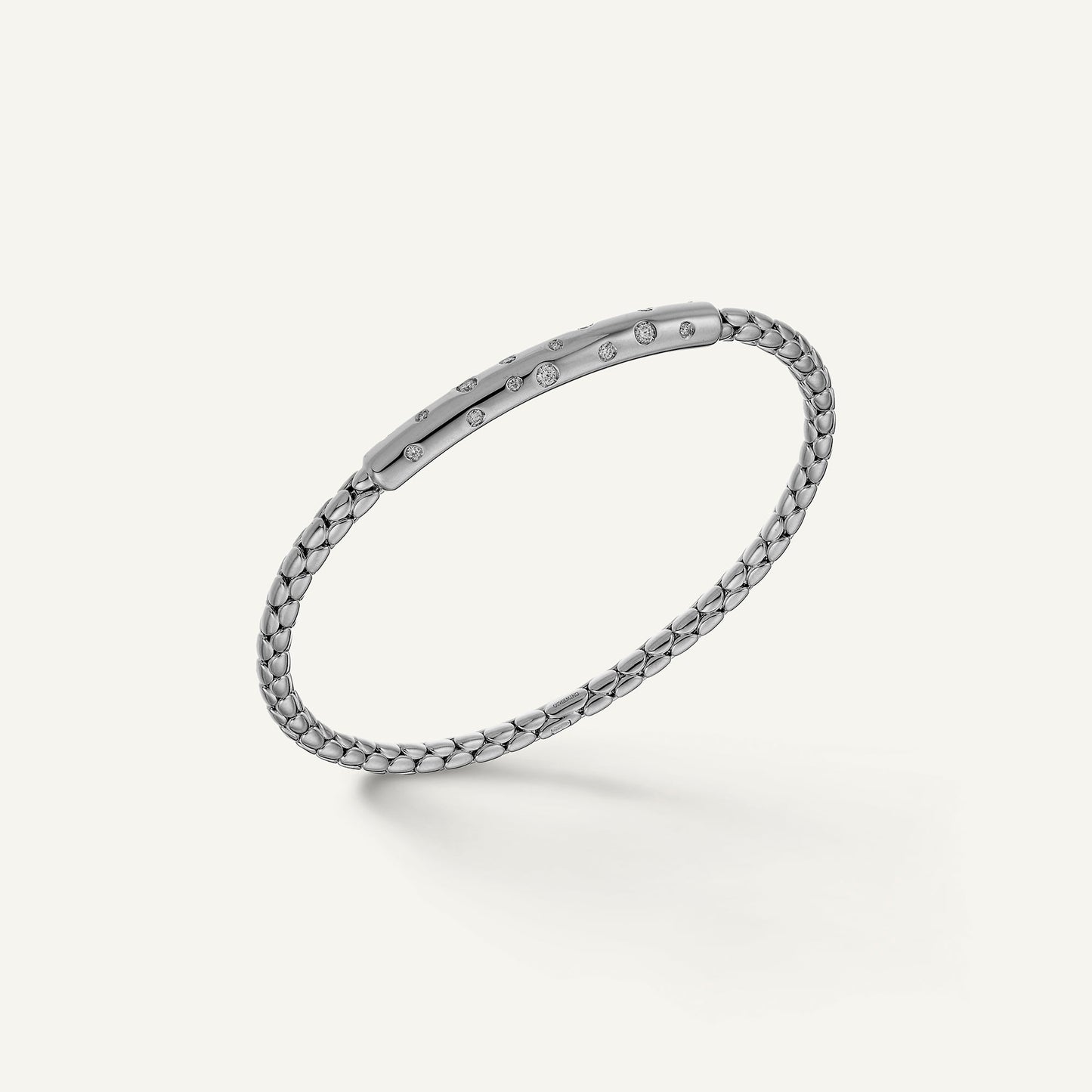 Gold flexible bracelet with diamonds