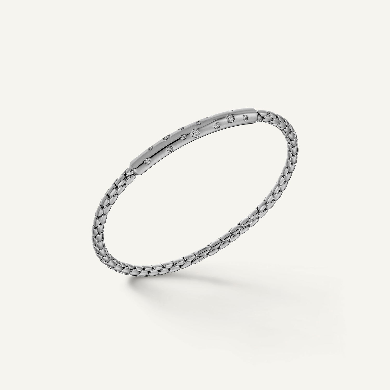 Gold flexible bracelet with diamonds