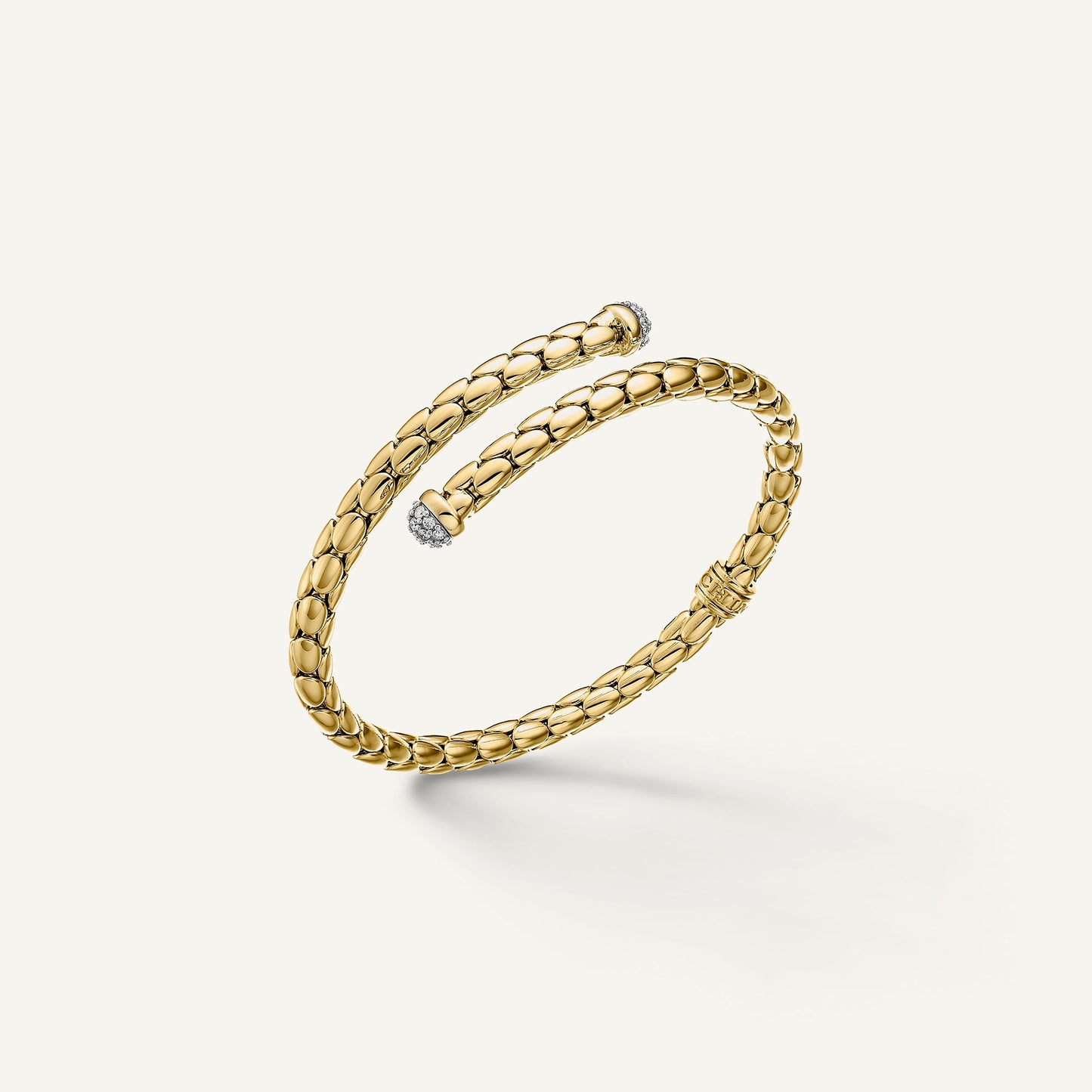 Gold flexible bracelet with diamonds