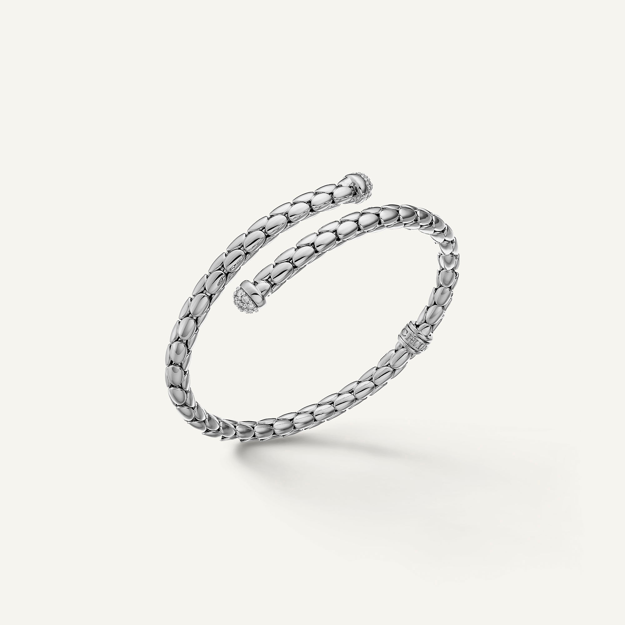 Gold flexible bracelet with diamonds