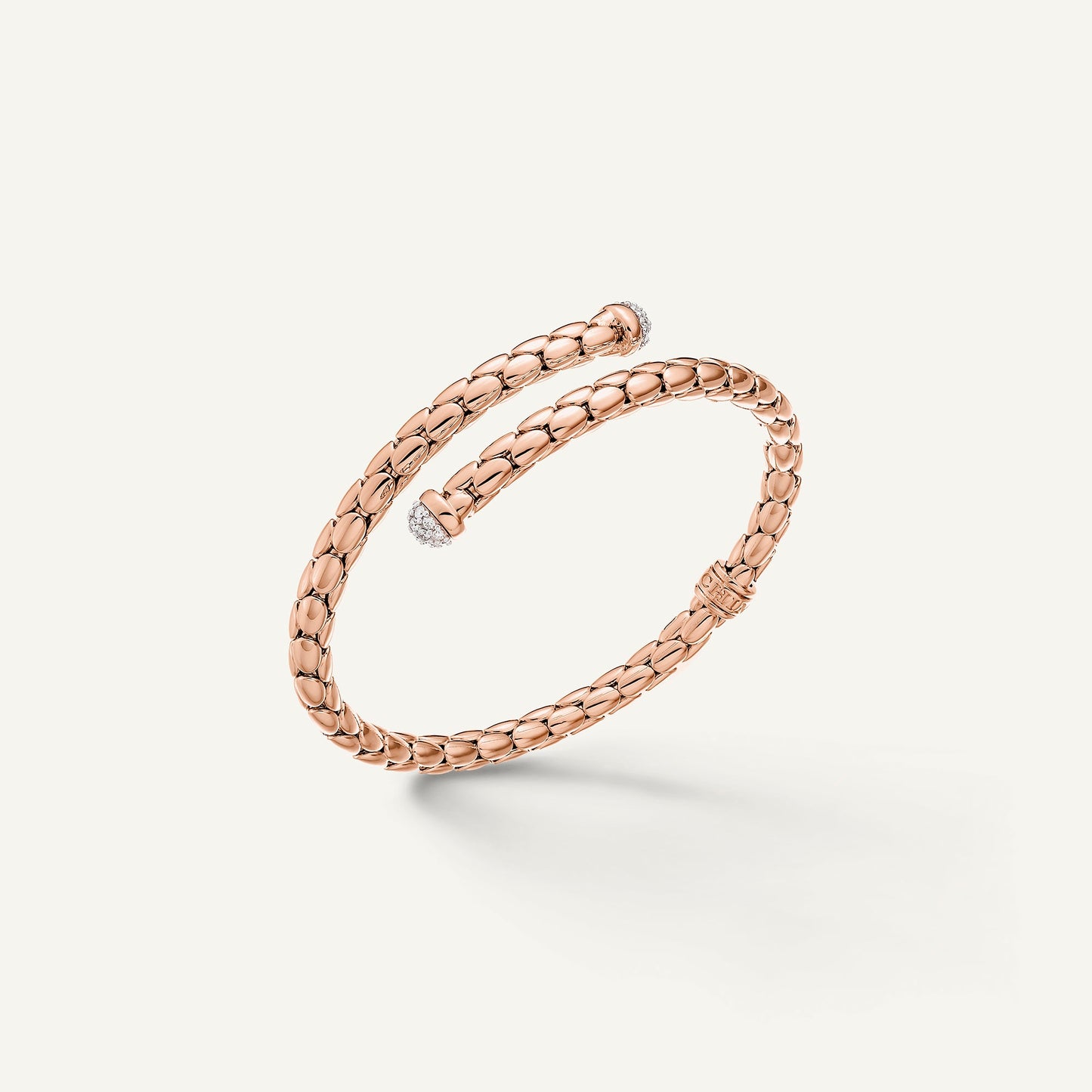 Gold flexible bracelet with diamonds