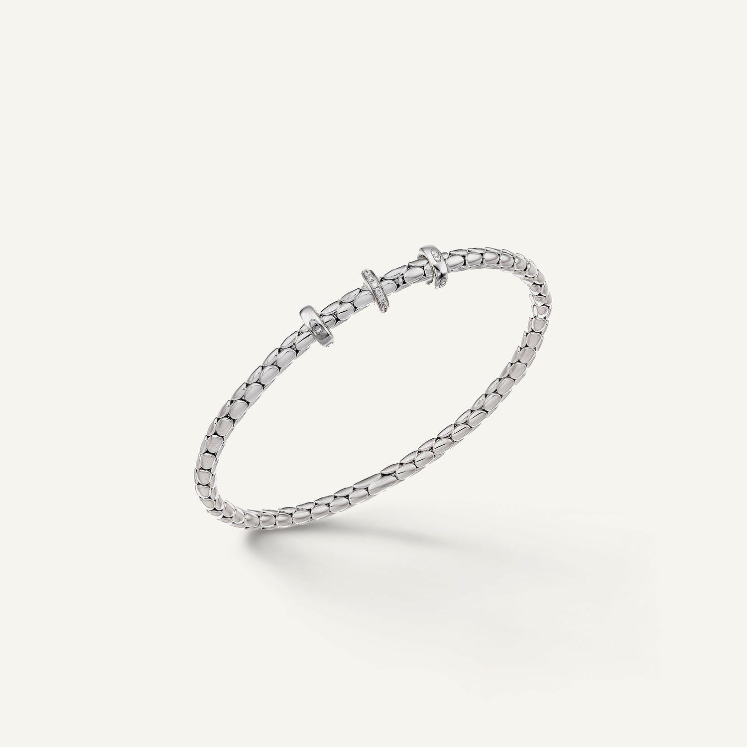 Gold flexible bracelet with diamonds