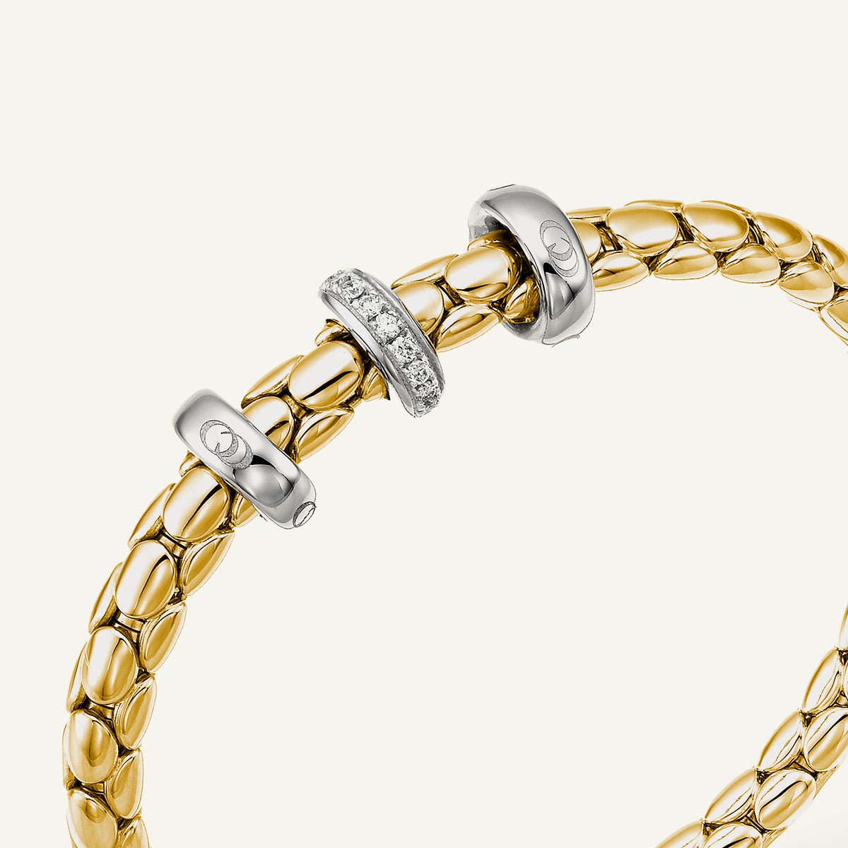 Gold flexible bracelet with diamonds
