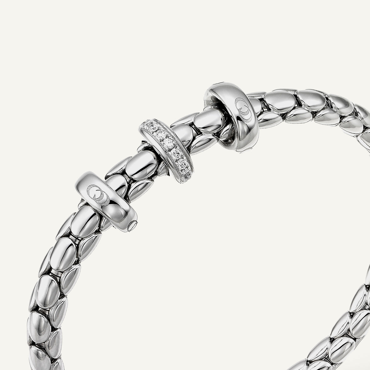 Gold flexible bracelet with diamonds