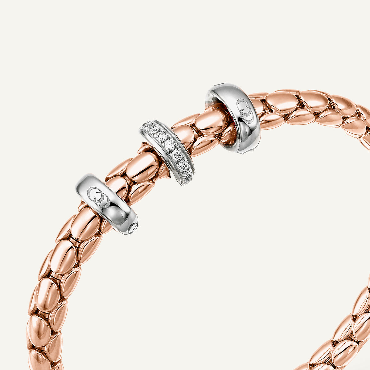 Gold flexible bracelet with diamonds
