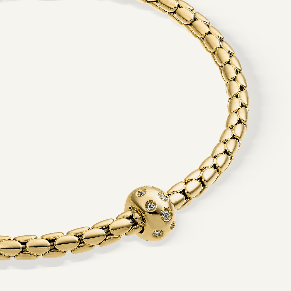 Gold flexible bracelet with diamonds