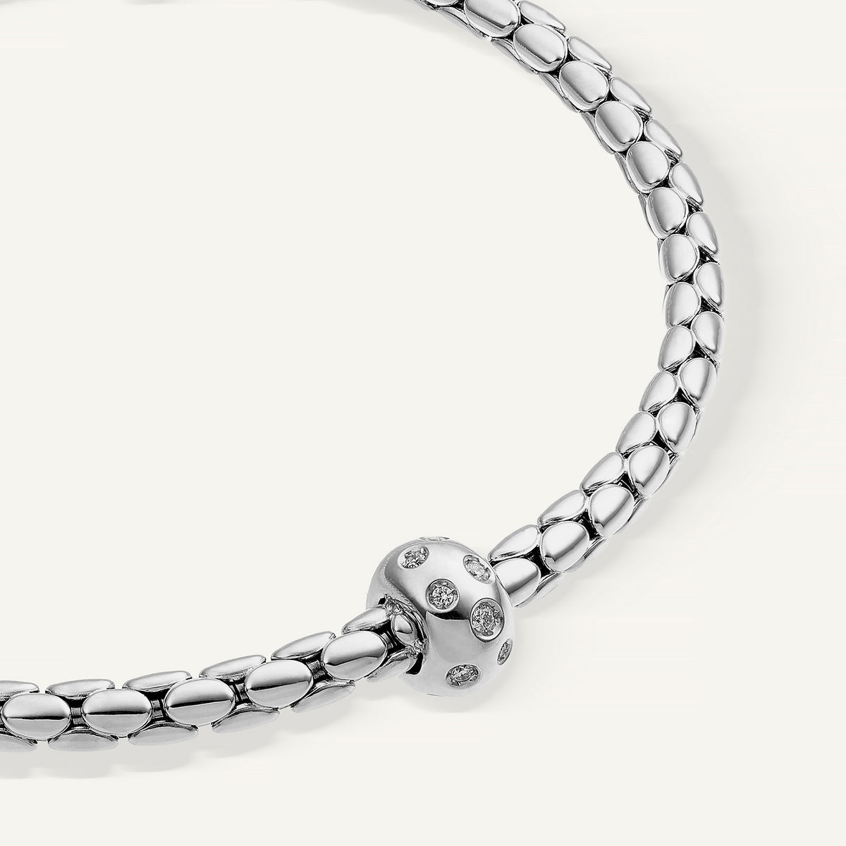 Gold flexible bracelet with diamonds