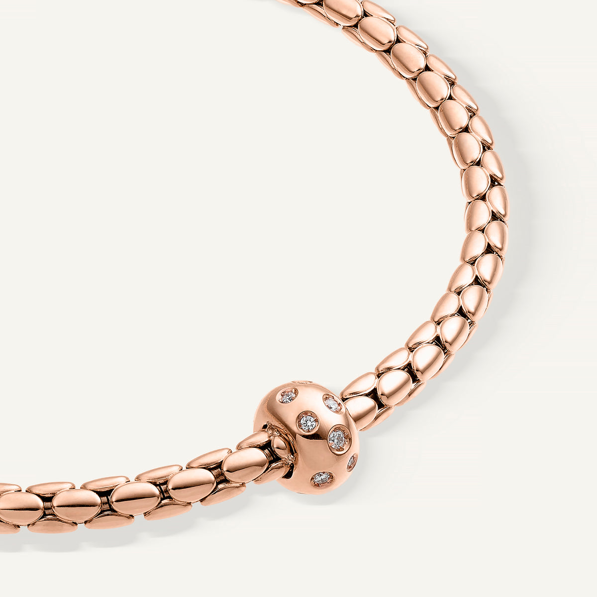 Gold flexible bracelet with diamonds