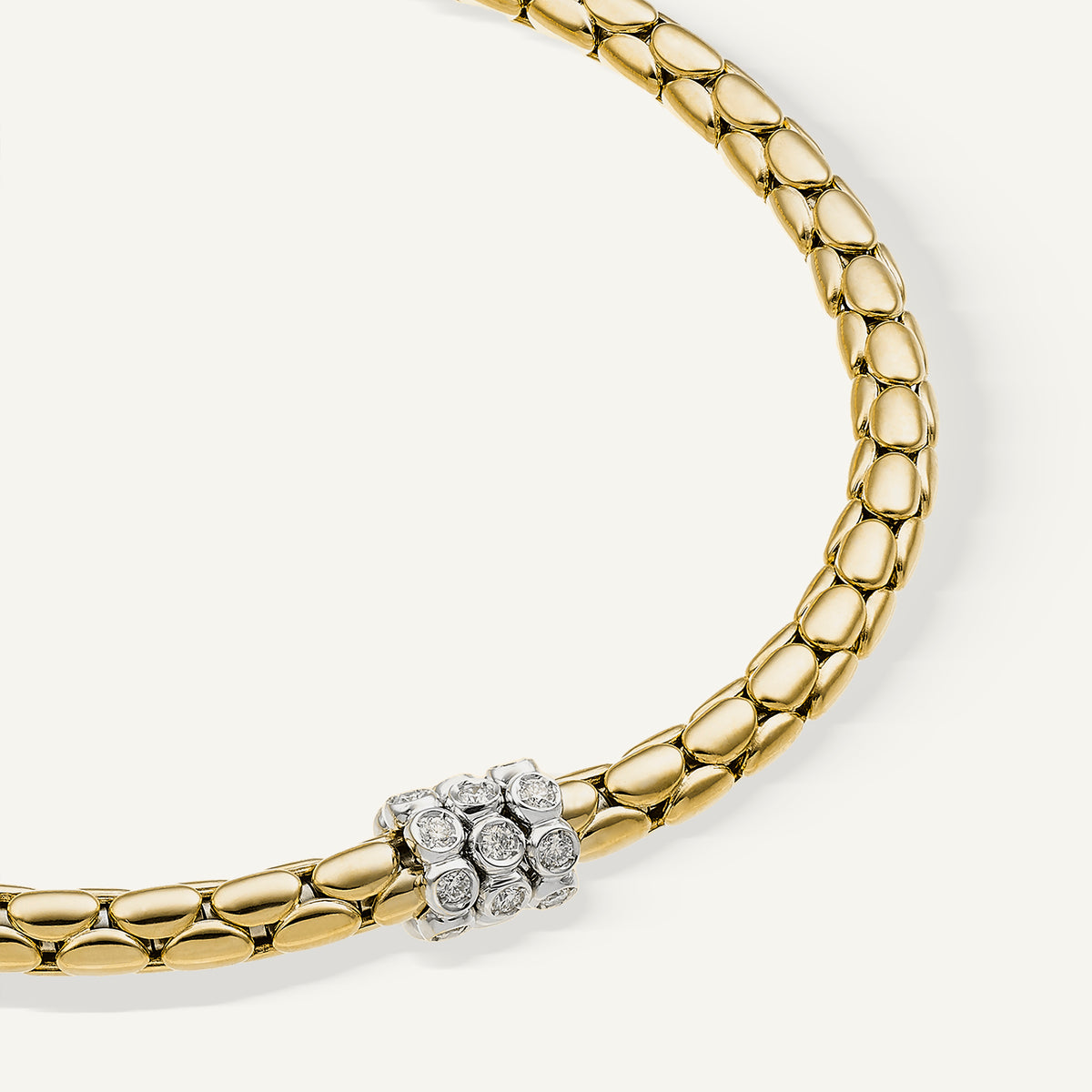 Gold flexible bracelet with diamonds