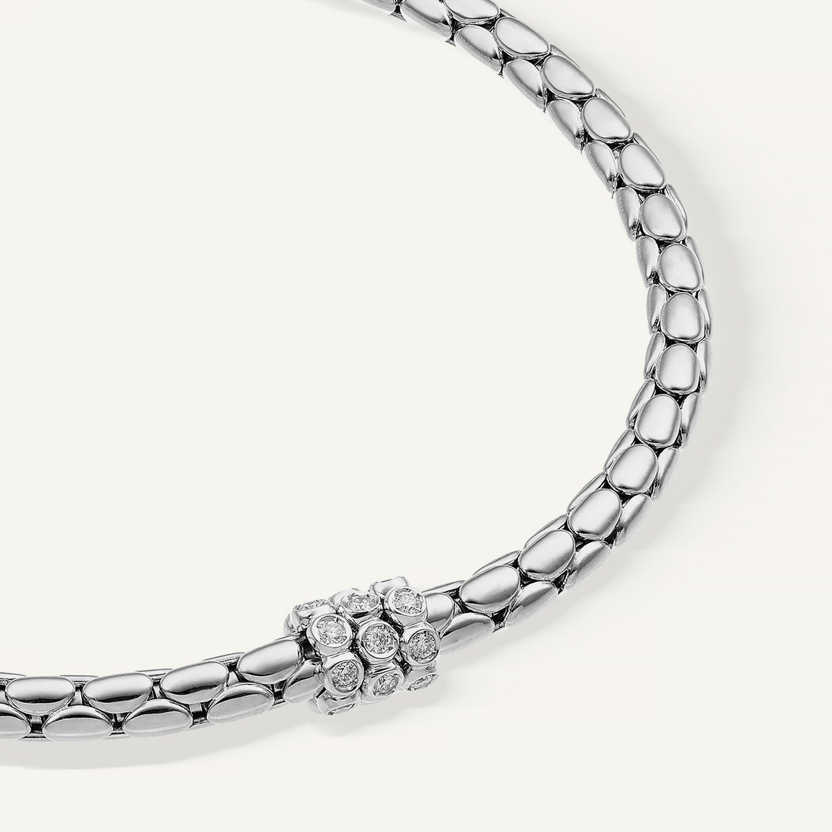 Gold flexible bracelet with diamonds