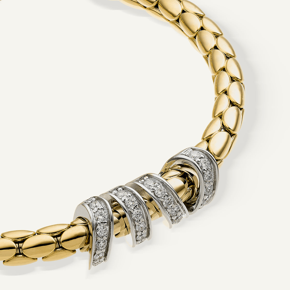 Gold flexible bracelet with diamonds