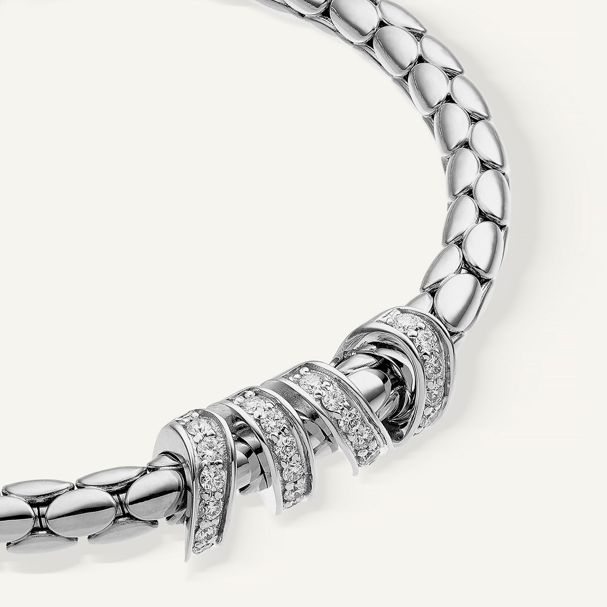 Gold flexible bracelet with diamonds