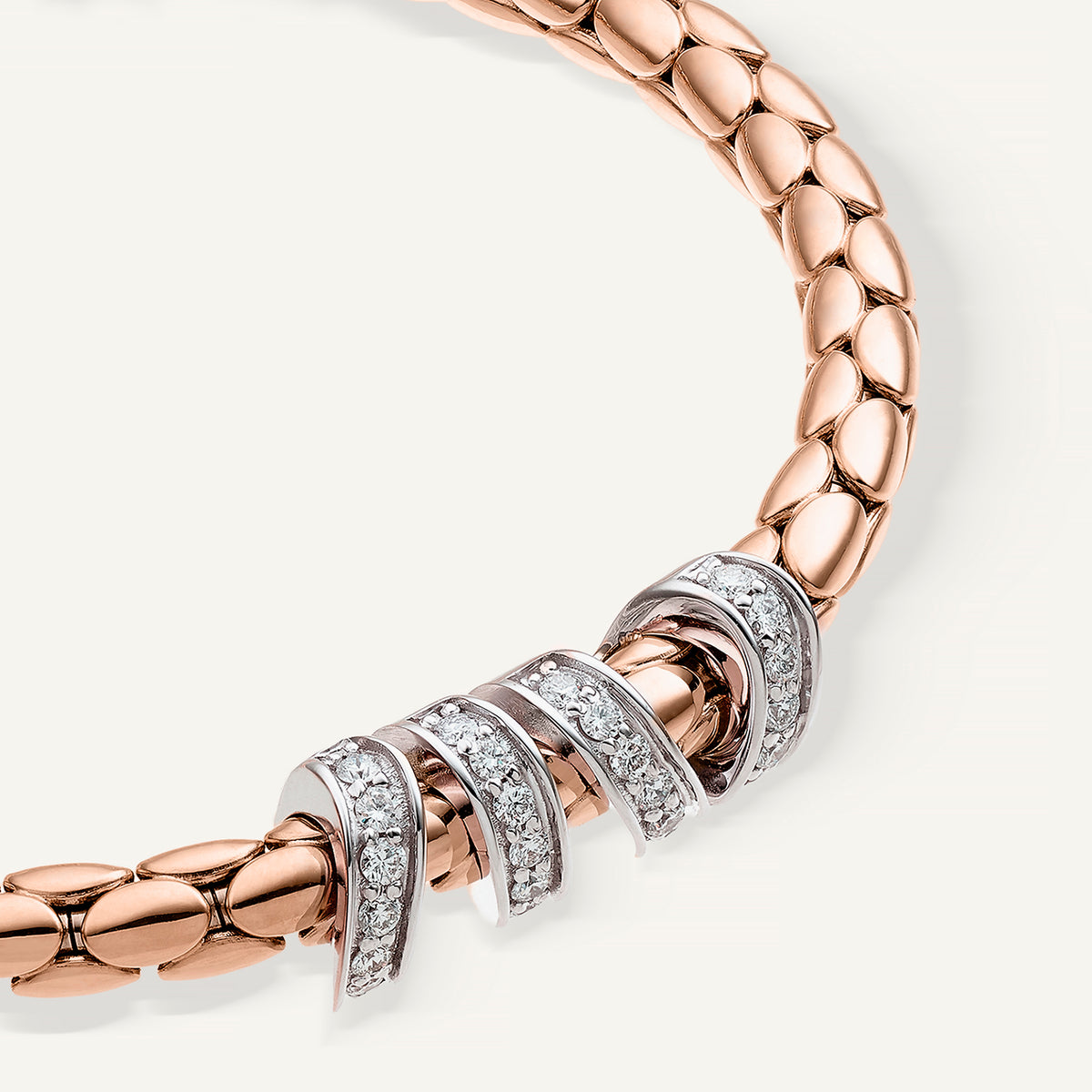 Gold flexible bracelet with diamonds