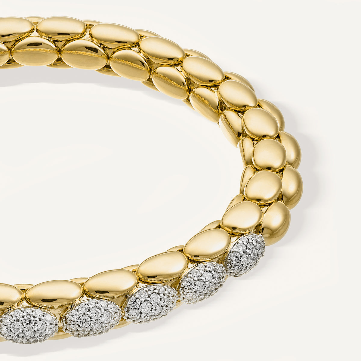 Gold flexible bracelet with diamonds