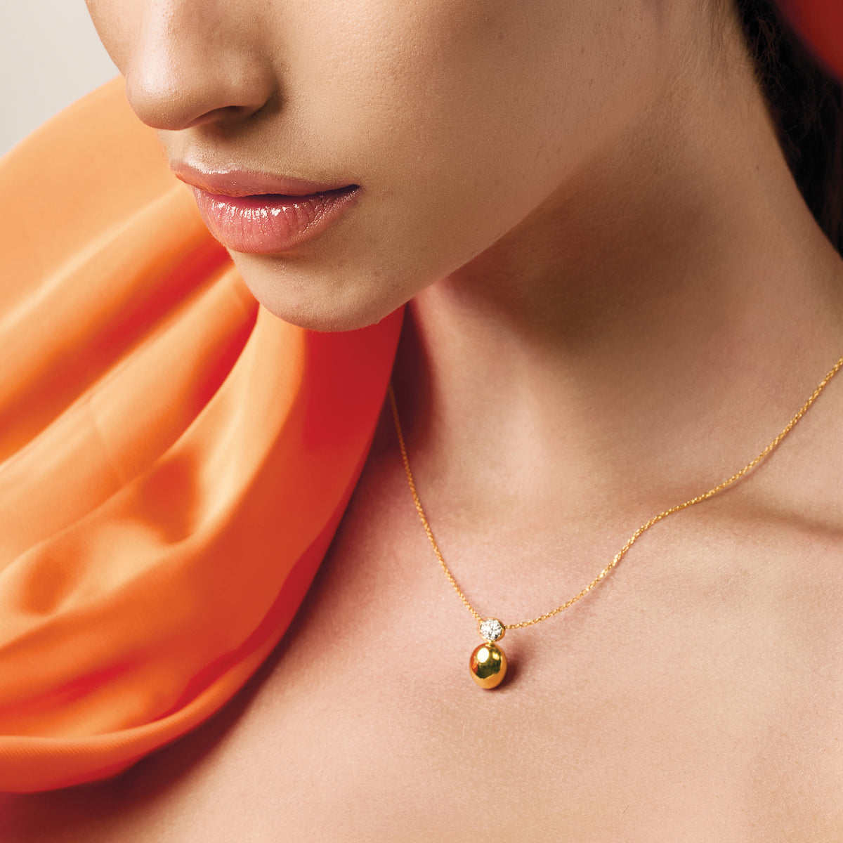 Gold necklace with diamonds