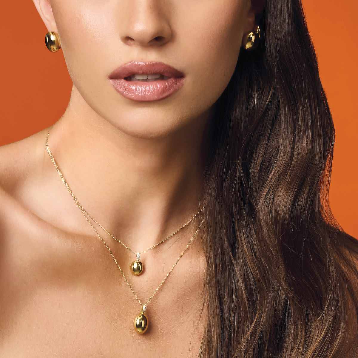 Gold necklace with diamonds