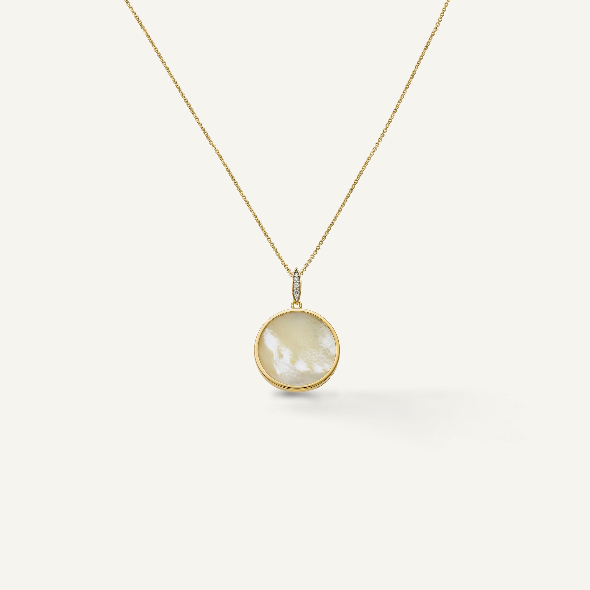 Collana in oro con madreperla e diamanti