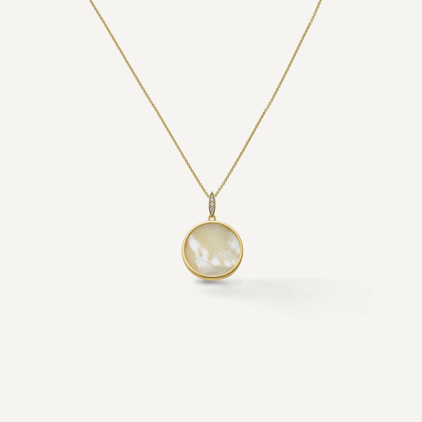 Collana in oro con madreperla e diamanti