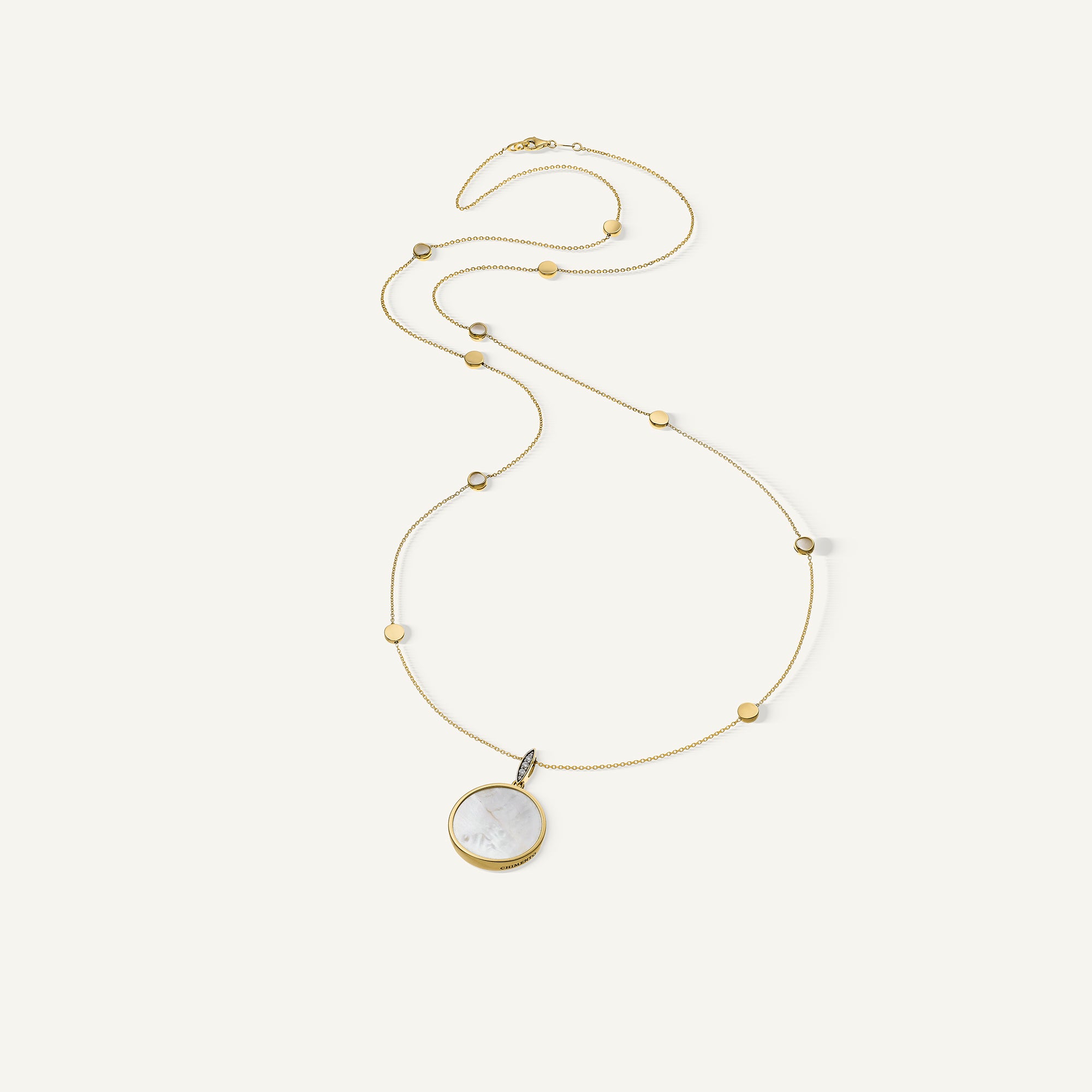 Collana in oro con madreperla e diamanti