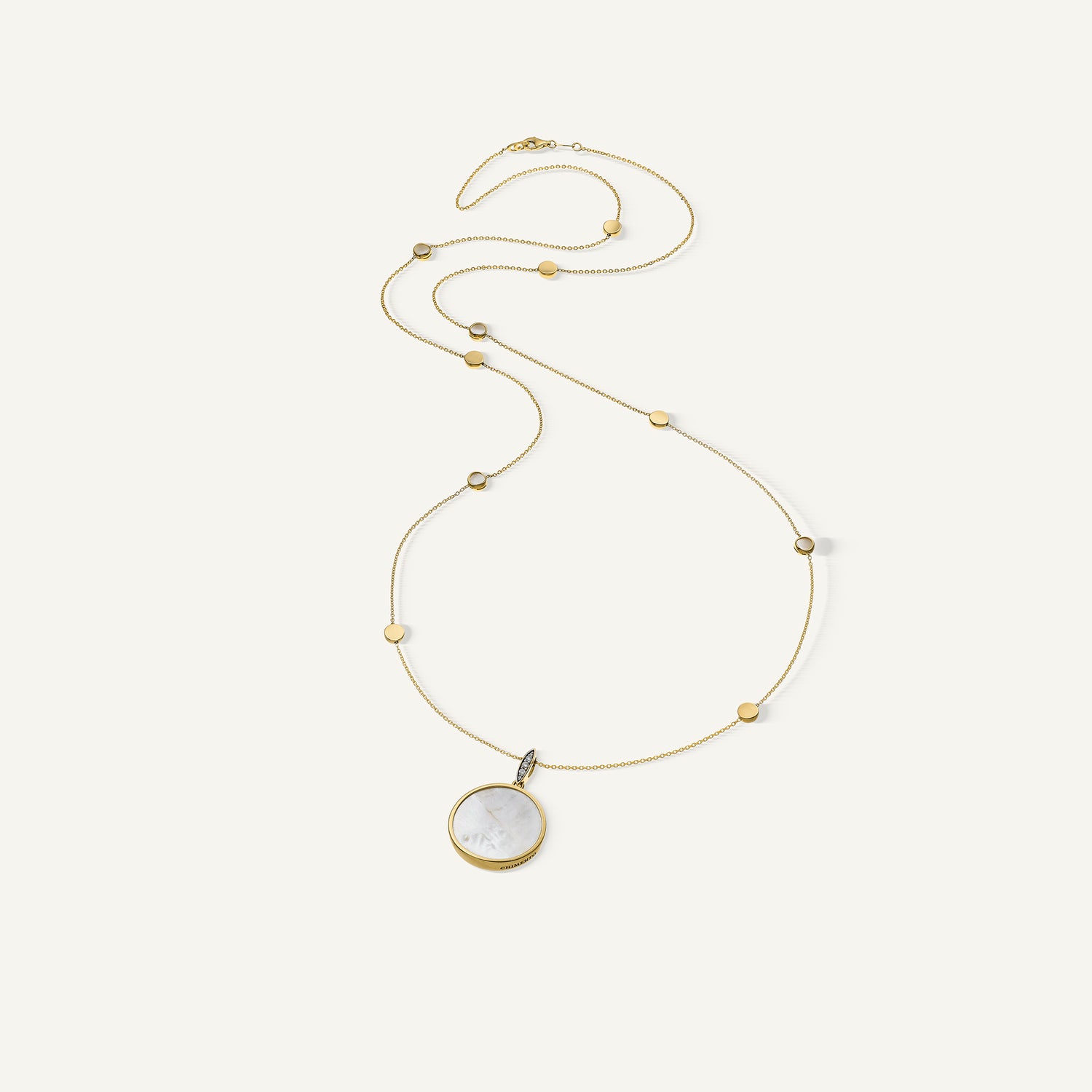 Collana in oro con madreperla e diamanti