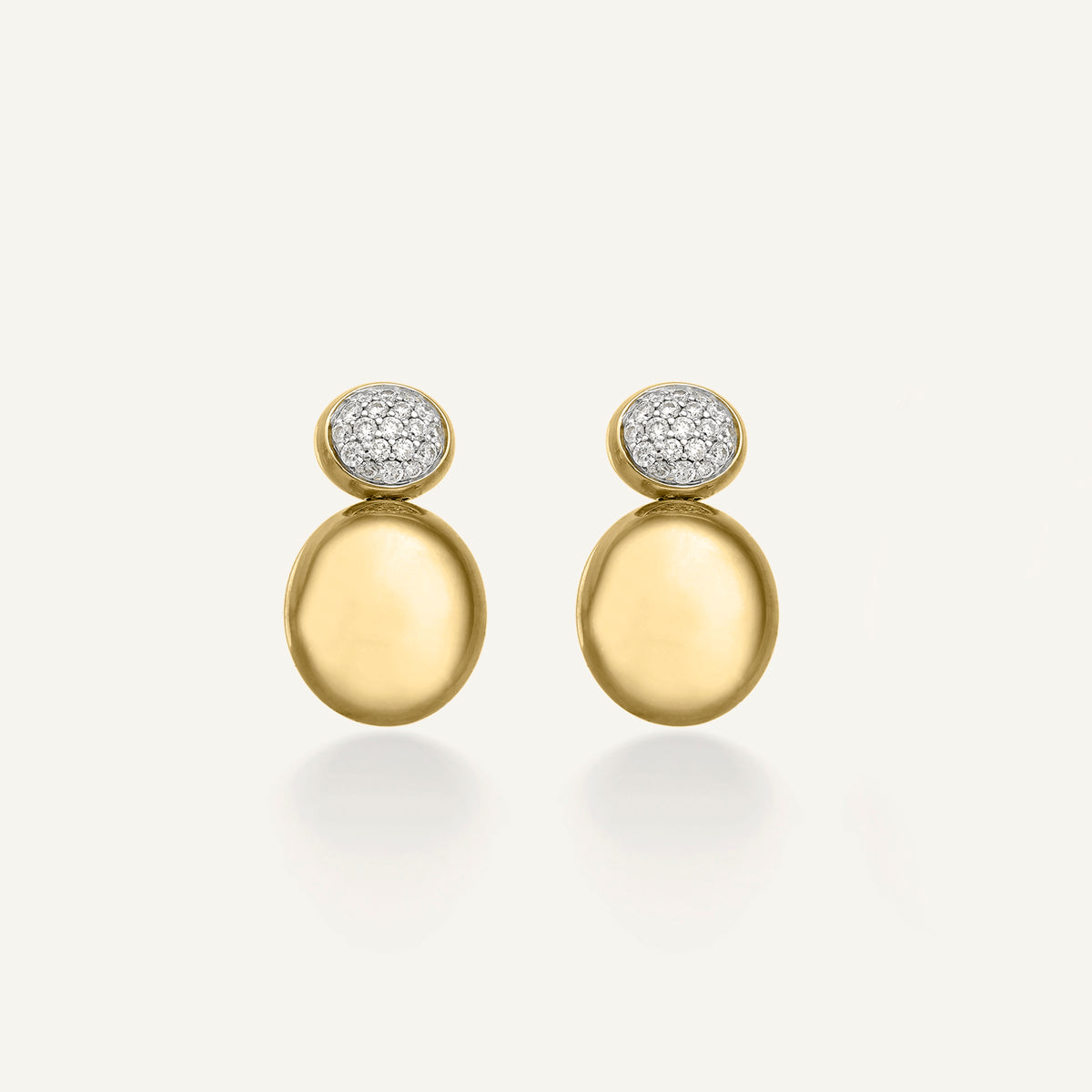 Gold earrings with diamonds