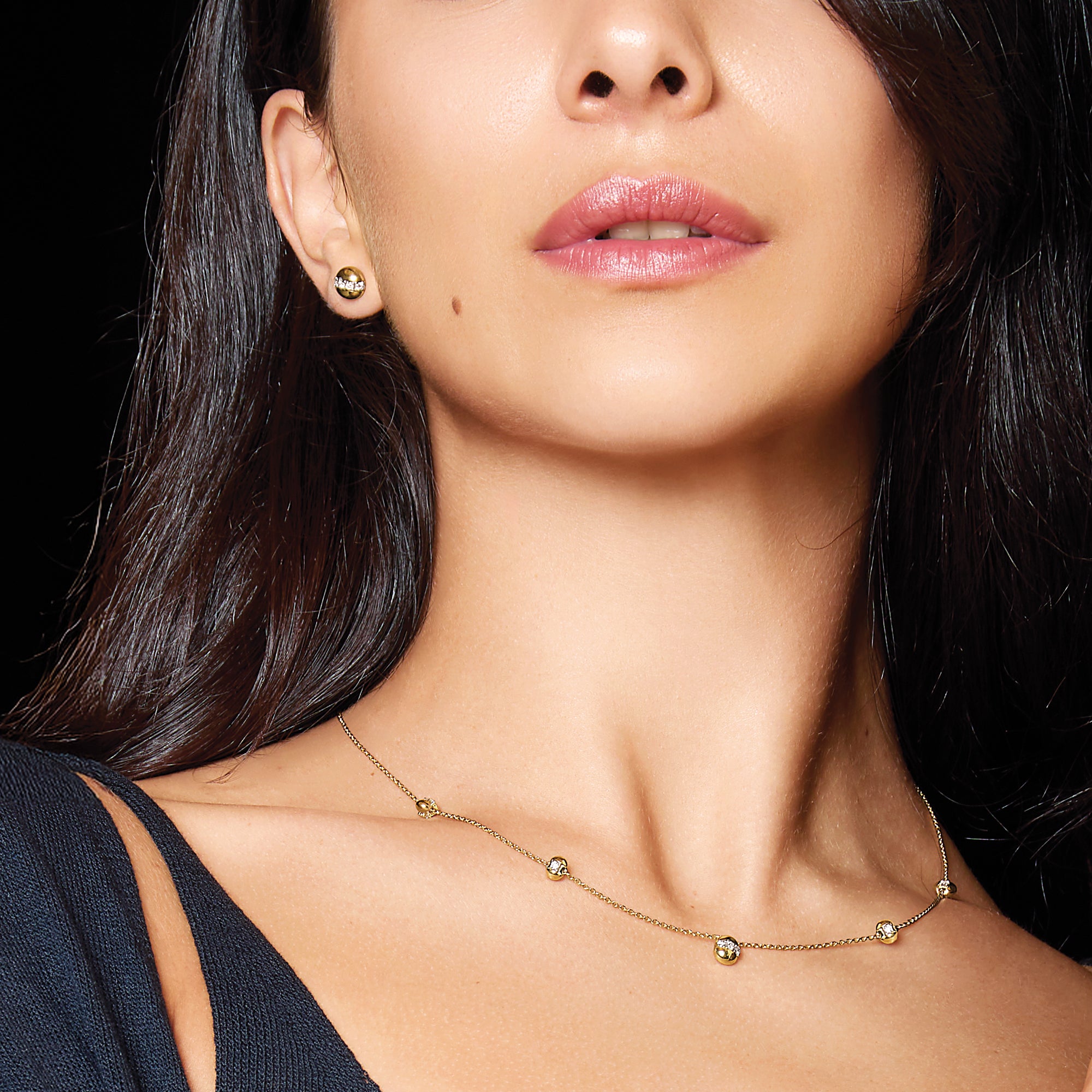Gold earrings with diamonds