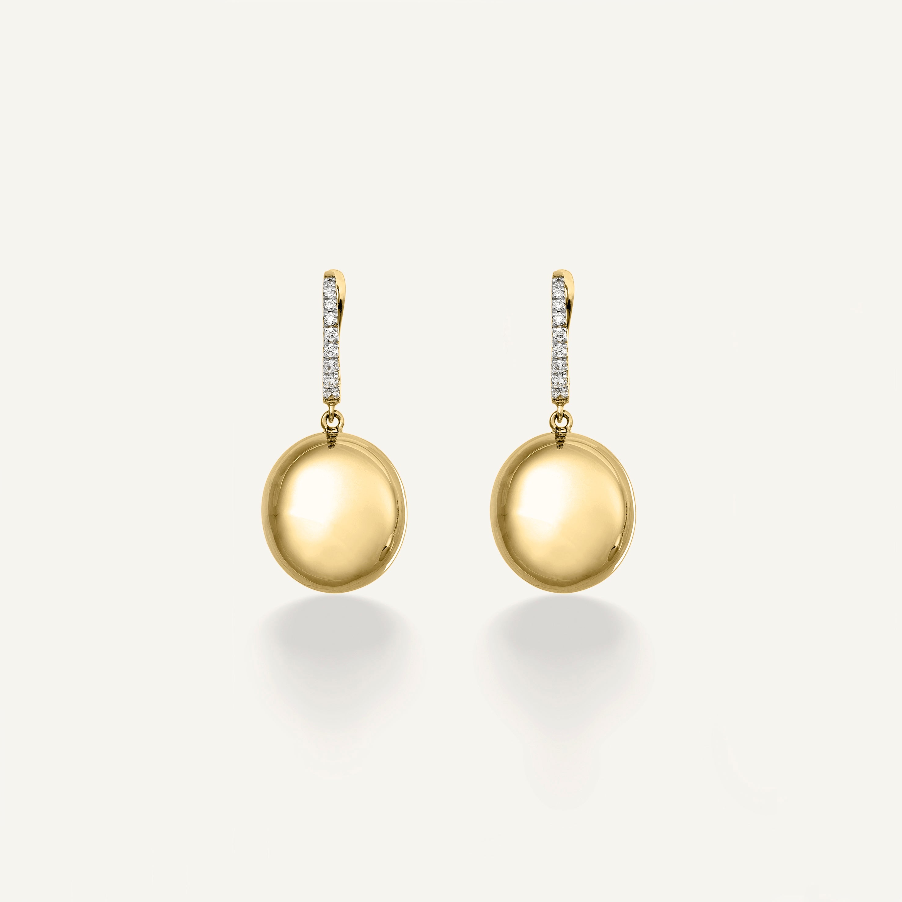 Gold earrings with diamonds