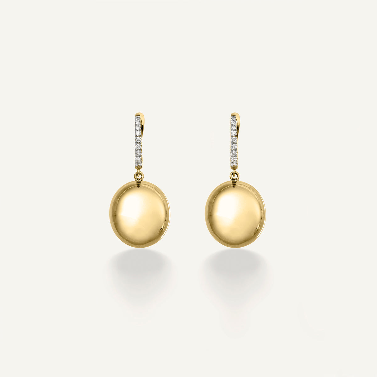 Gold earrings with diamonds